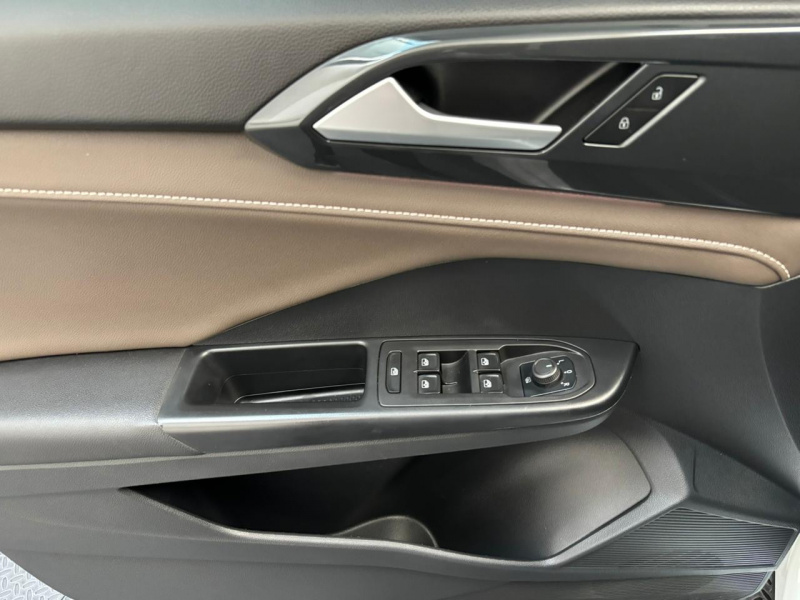 Volkswagen Taos  5 pts. Highline Black, 1.4T, 150 HP, TA, piel, f. led, TP, rieles en techo, RA-18 2022